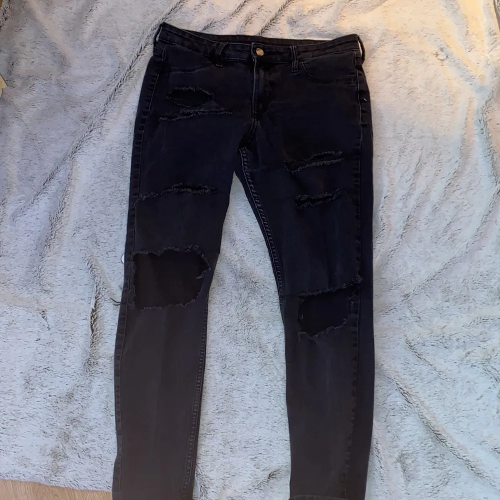 Svarta håliga jeans från H&M, lite stora i storleken. Jeans & Byxor.
