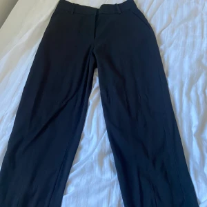Kostymbyxor  - Kostymbyxor från hm. Använda fåtal gånger. Lite croppade i modellen.