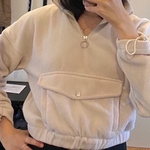 Gosig tjocktröja  - 💚Cremefärgad tjocktröja med dragkedja, från bershka, flisaktigt material, 140kr exklusive frakt 💚