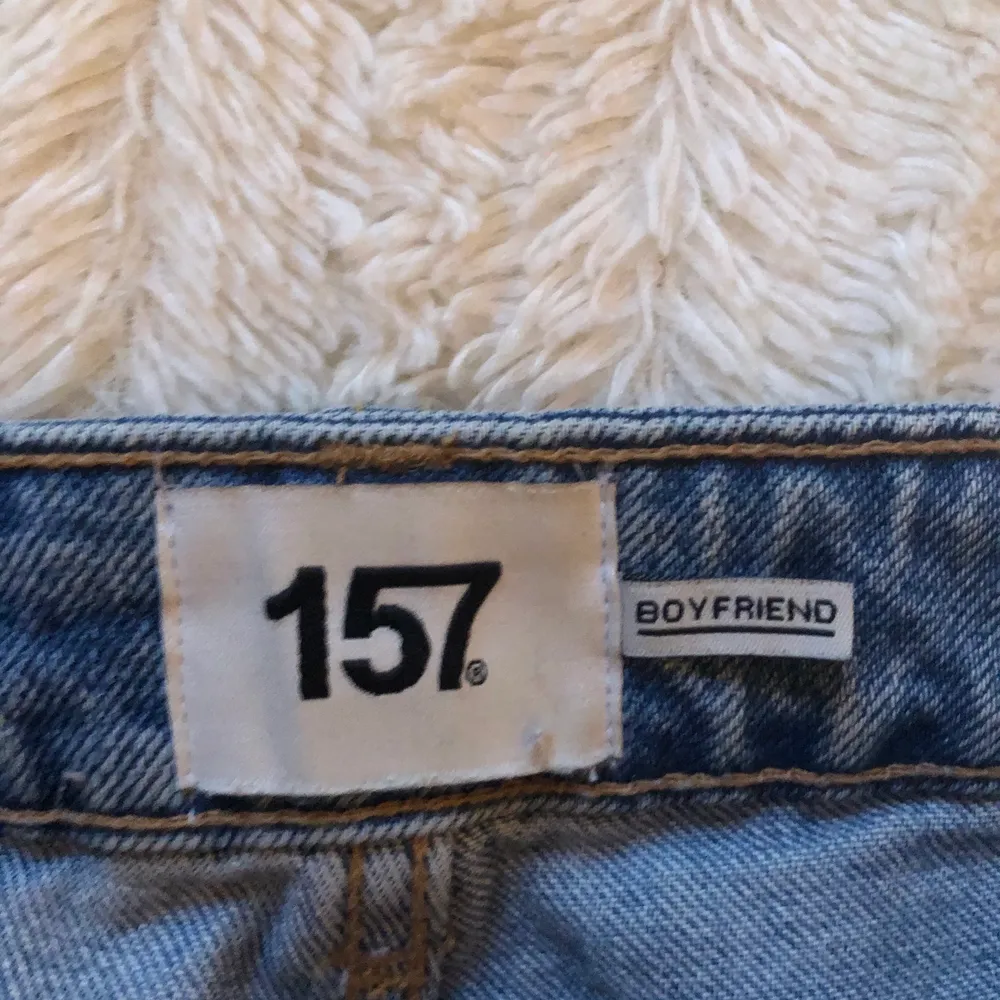 Jeans från lager 157 i modellen boyfriend. Ganska rak modell med hål på knäna. Strl s. Lite ljusar i verkligheten.. Jeans & Byxor.