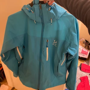 Haglöfs skaljacka  - En haglöfsjacka i jättebra skick, hittar inget att anmärka på, strl m men aningen liten så passar även s, spårbar frakt 66kr🥰💕