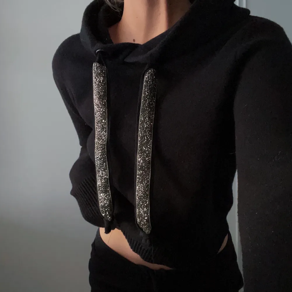 Finstickad hoodie med glittriga band till luvan! Väldigt fin och superskön🧸 köpt på zara. Stickat.