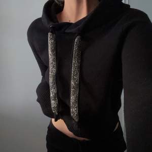 Finstickad hoodie med glittriga band till luvan! Väldigt fin och superskön🧸 köpt på zara