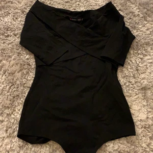 Fin body med detaljer! - Fin body med detaljer. Färgen svart, storlek xs, väldigt bra skick💓💓