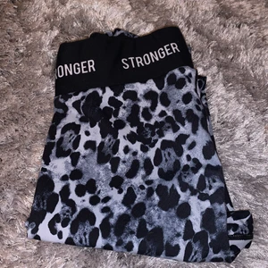 Stronger träningstights storlek XS! -  Fina gråa leopard stronger Träningstights. Andvänds ett fåtal gånger och är i väldigt bra skick. Super skönt material. Storlek XS💓