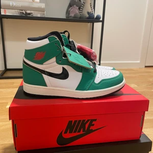 Nike Jordan 1 Lucky greens - Skor jag vann på sns som min flickvän inte ville ha. Aldrig använda & perfekta till våren. Hör gärna av er om ni har frågor eller dylikt. 