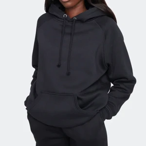 Bikbok hoodie - Säljer min svarta bikbok hoodie då den blivit för liten för mig. Den är använd och lite nopprig men annars är det inga fel på den, fortfarande super bekväm!