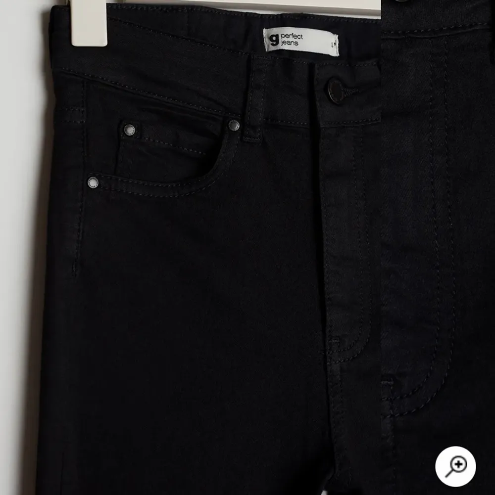 Svarta bootcut jeans från ginatricot, storlek 32. Jeans & Byxor.