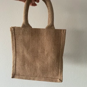 Tygväska - Säljer denna söta lilla tygväskan nu. Perfekt för mobilen och plånboken på en strandpromenad! Frakt tillkommer (45kr)🥰