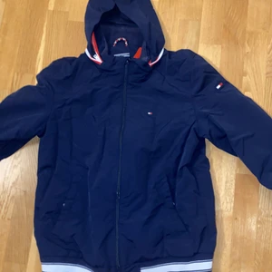 Tommy hilfiger jacka - Nypris drygt 1000kr, mitt pris:400, skick:8/10