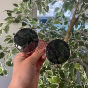 Retro solglasögon  - Runda, coola solglasögon som inte kommer till användning längre! Frakt tillkommer (45kr)🥰