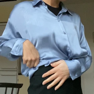 Skjorta från Zara, Strl M - Blå skjorta från Zara! Perfekt till vardags och fest! Sitter oversized. Kan mötas upp i Göteborg eller posta! 💕Betalning via swish och köparen står för frakten📦