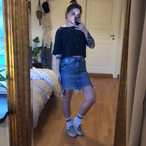 Jeanskjol - Säljer här en sjukt snygg ripped jeanskjol från & Denim! Den är så skön och stretchig, men har tyvärr blivit lite för stor för mig. Hoppas den ska få hitta ett nytt hem🤘🏻
