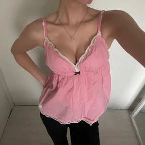 Odd Molly topp - Jättesöt odd Molly topp i rosa💕 skitsnygg med lågmidjade jeans! Säljer den då jag har två stycken som är väldigt lika varandra. 