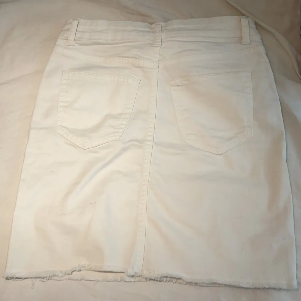 En vit jeans kjol från Pices väldigt fint skick andvänd få gånger frakt + pris . Kjolar.