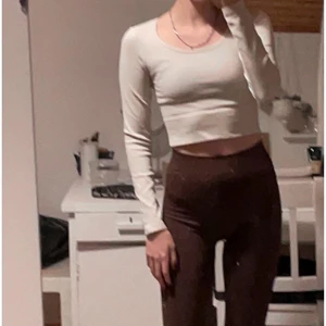 Beige träningsstopp - En beige ribbad träningsstopp i storlek Xs. Den är lätt ribbad och lite tajtare i vid midjan för att framhäva figuren. Super fin. 