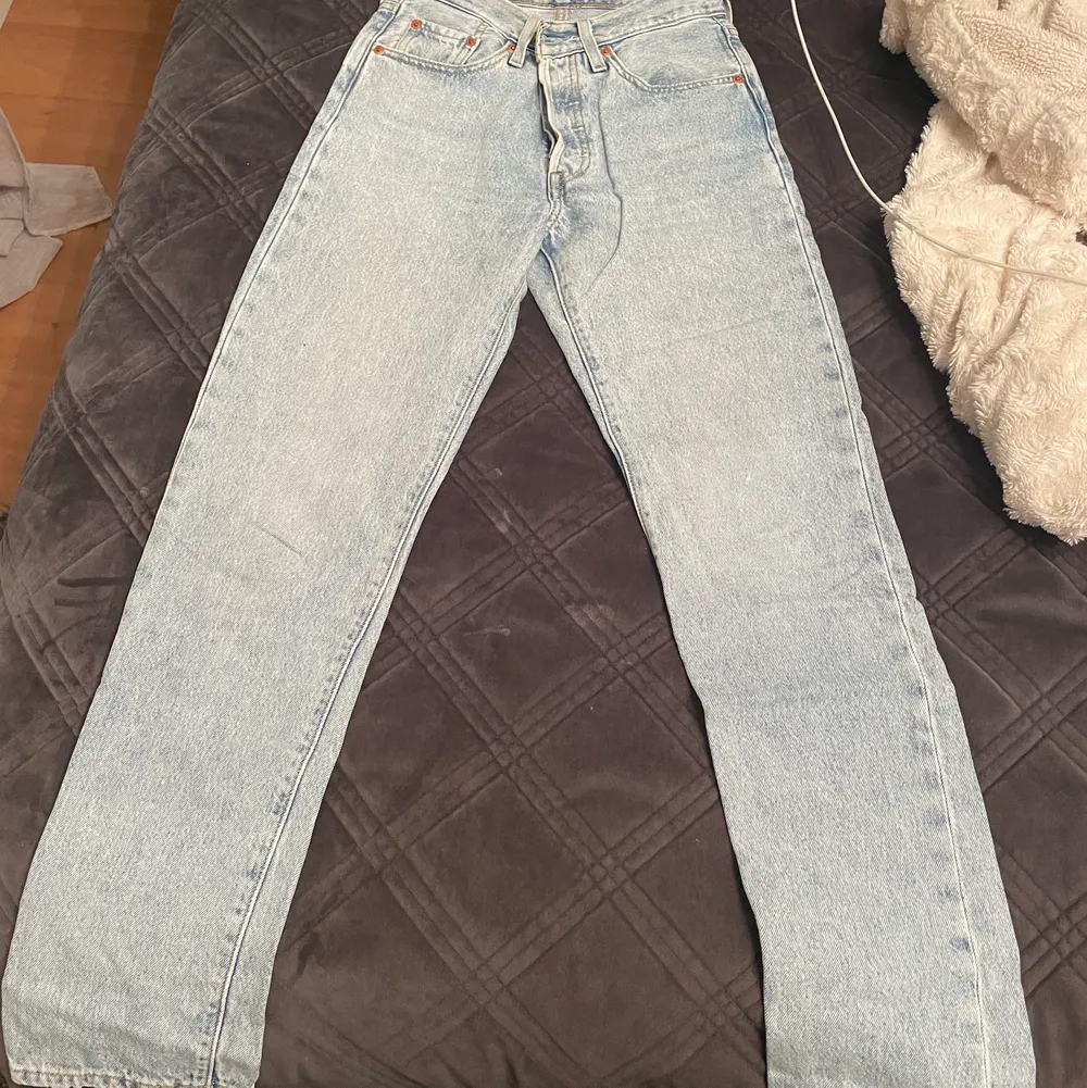 Säljer ett par ljusblåa Levis jeans som tyvärr har blivit för små för mig.                                                                 Storlek: W24 L30    Modell: 501 crop Jeans            Ordinariepris: 1149kr. Jeans & Byxor.