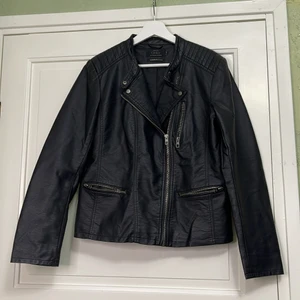 Jacka  - Fin svart jacka i ny skick, st: 40✨   