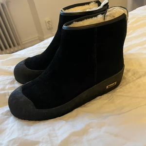 Bally skor i storlek 38 - Säljer mina knappt använda Bally skor i storlek 38, för 3000 kr då de kostade 4300 kr på NK där jag köpte dem. 🖤