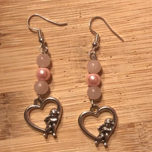 Örhängen med rosenkvarts  - Handgjorda örhängen med äkta rosenkvarts och en rosa pärla i mitten 🎀 betalning via swish FRI FRAKT