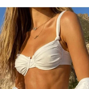 bikini överdel - intressekoll på denna så fina bikinitopp från hanna schönbergs kollektion, inprincip helt oanvänd! 💞 den är i stl 75B men skulle säga passar xs/s!