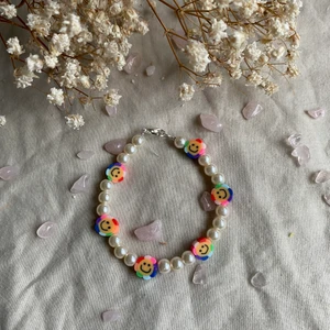 Armband  - Super fint armband med smileys enkel fin välj själv hur lång den där får att passa din handled ! Frakt tillkommer på 14kr 💖💖 
