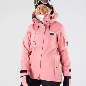 Dope jacka - Säljer denna jättefina dope jacka!! Det är i en jättefin rosa färg, den är slutsåld på hemsidan! Endast använd fåtal gånger!💖hör av er vid frågor eller intresse!❄️ ‼️KOMMER ENDAST SÄLJA VID BRA BUD‼️