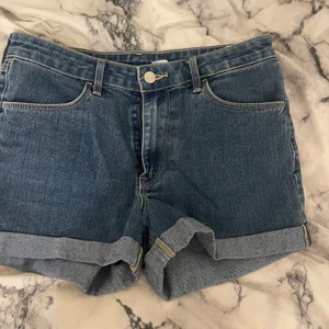 Shorts/kortbyxor  - Vanliga jeans shorts från HM tror jag. Storlek 36 lågmidjade.
