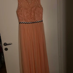 BAL/FEST/BRÖLLOPSKLÄNNING - köpt för 1800kr säljes 1000kr använt en gång, st 36-40. PRIS KAN DISKUTERAS VID SNABB AFFÄR