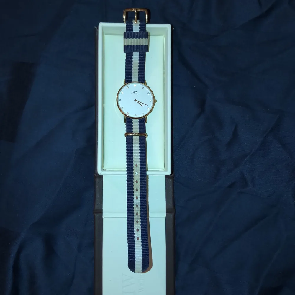 Säljer min Daniel Wellington klocka som är använd och har några fläckar på bandet men uret är i väldigt bra skick. Bandet går även att byta. Nypris för klockan är ca 1500kr. Köparen står för frakten och betalningen sker via swish💕. Accessoarer.