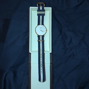 Daniel Wellington Klocka  - Säljer min Daniel Wellington klocka som är använd och har några fläckar på bandet men uret är i väldigt bra skick. Bandet går även att byta. Nypris för klockan är ca 1500kr. Köparen står för frakten och betalningen sker via swish💕