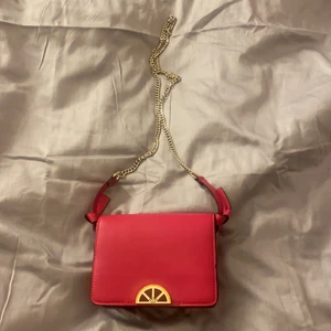 Väska från Zara - Rosa axelväska från Zara. Köpt i London. Frakt kan tillkomma. Priset kan diskuteras