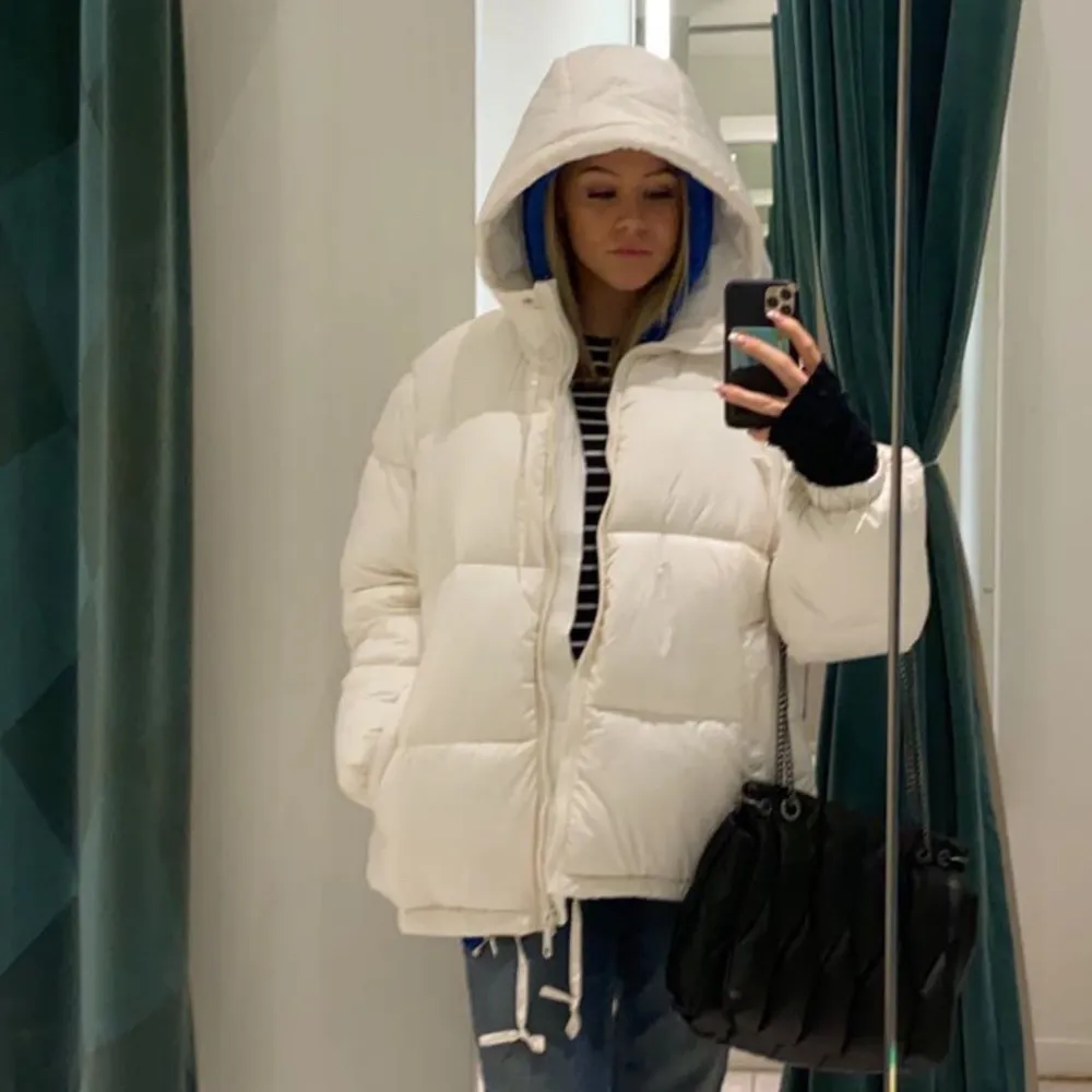 Vit puffer jacka från hm! Använt ett fåtal gånger i slutet på dec och i början av januari så i princip ny! Prislapp kvar! Är en large men passar alla storlekar från XS-L då jag själv brukar bära XS/S💕. Takit.