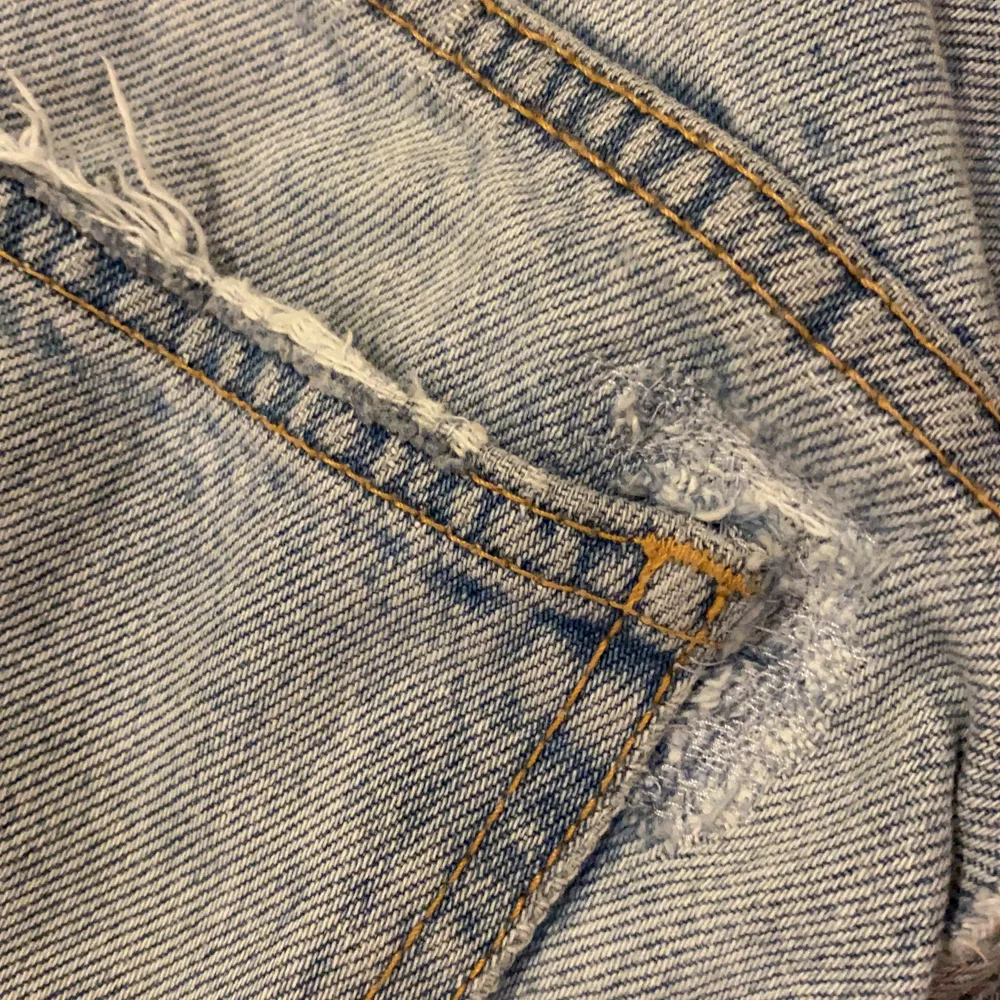 Raka jeans från zara i stl 34. Bra skick men har en liten defekt på baksidan av ett hål som har lagats men inget man tänker på.. Jeans & Byxor.