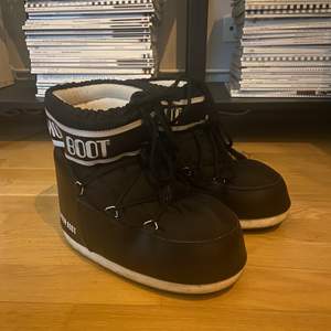 Fina låga moonboots köpta förra vintern men har bara använt dem det här året. De är i bra skick och jättesköna! 