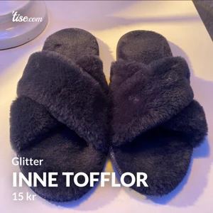 Tofflor  - Säljer dessa tofflor från glitter,då jag köpt nya och dessa är för små!💙 frakten kostar 45 så totalt 60kr 