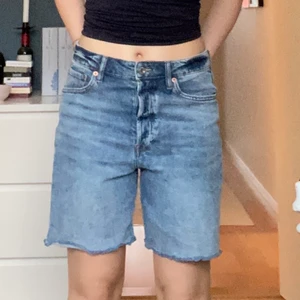 Jeansshorts - Oversized typ? Längre shorts köpta här på plick. Dock inte använda så mycket av mig. Färgen visas som rättvisast på första bilden ❤️ står storlek 42 i byxorna men absolut mycket mindre, skulle säga 36/38.