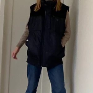 G-star väst i mörkblå - Oversized väst i storleken L, modellen har xs. ÄKTA G-STAR!!! Fin passform och varm, knappt använd och i gott skick.