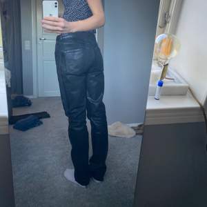 Svart jeans från zara med glansig stil, storlek 38