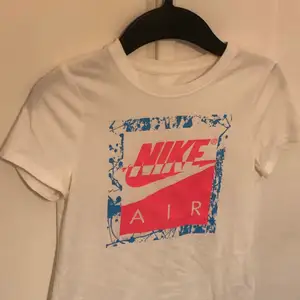 (THE NIKE TEE) Tunn vit DRI-FIT T-shirt använd max tre gånger. Storlek M men liten i formen, så passar också som S. Priset är diskuterbart. Köpte den för 120 kr själv.