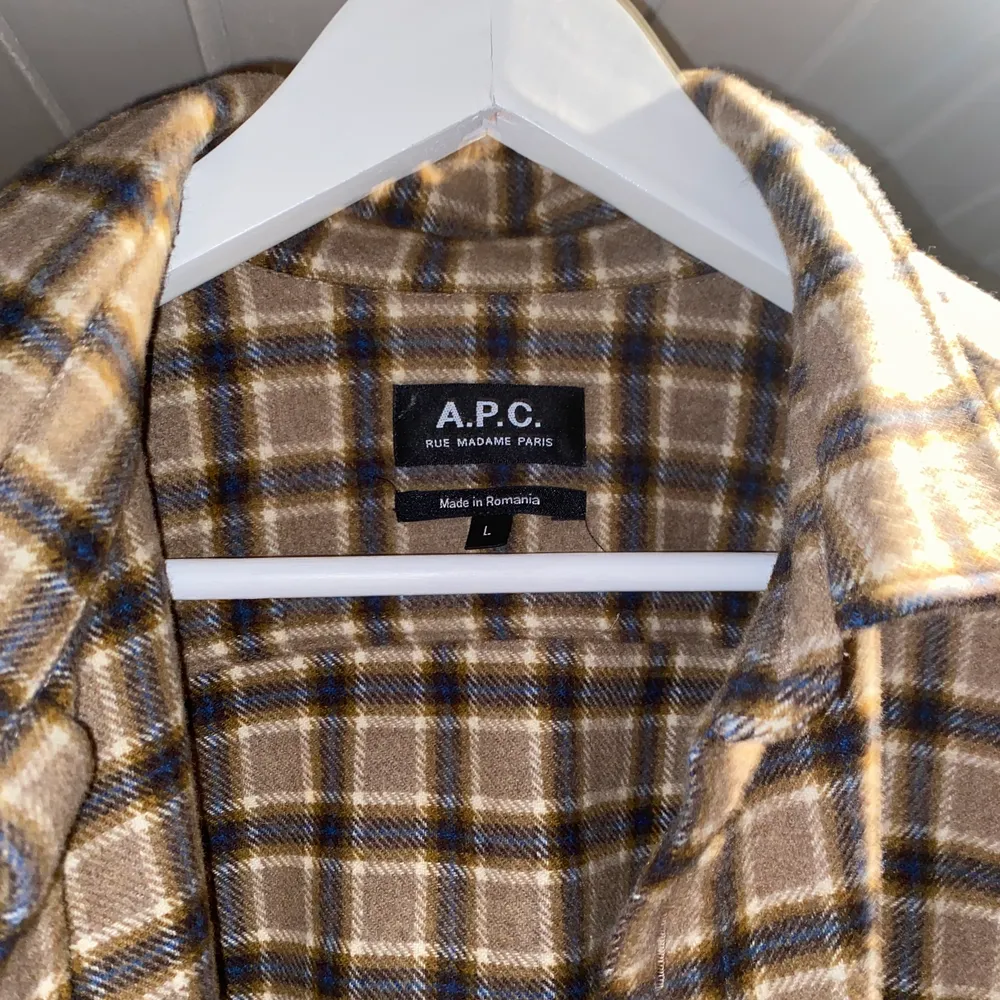 Rutig skjorta från APC i mycket gott skick då den inte använts mycket och har inga defekter därav priset! Köpare står för frakt. Skjortor.