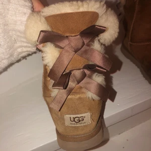 UGG - Säljer mina super söta UGG som passar storlek 27-39. I använt skick men fortfarande fina!!! 1 000kr inkl frakt, nypris 2 500kr 🤍.