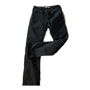 Ett par Bootcut jeans från Acne i storlek 26/32. Supersöta, men säljer då jag tyvärr inte passar i låg midjat :( 