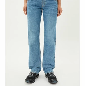 Weekday Arrow jeans - Storleken är 23/30, Arrow low straight jeans i färg Harper blue. Jeansen är i ett fint skicka använda typ 4 gånger. Dessa jeans passar folk som vanligtsvis har storlek XS/XXS! Frakten ingår:)