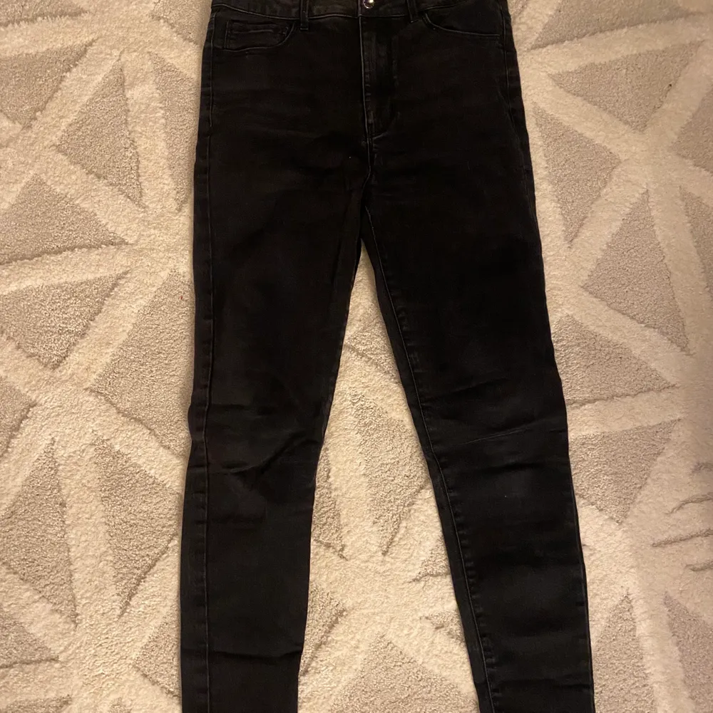 Svarta tighta jeans från forever 21. Storlek 42 passar 38 också (köppta i new york)!!! Säljer för 60kr, frakt tillkommer🚚💗💗. Jeans & Byxor.