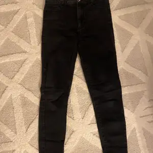 Svarta tighta jeans från forever 21. Storlek 42 passar 38 också (köppta i new york)!!! Säljer för 60kr, frakt tillkommer🚚💗💗