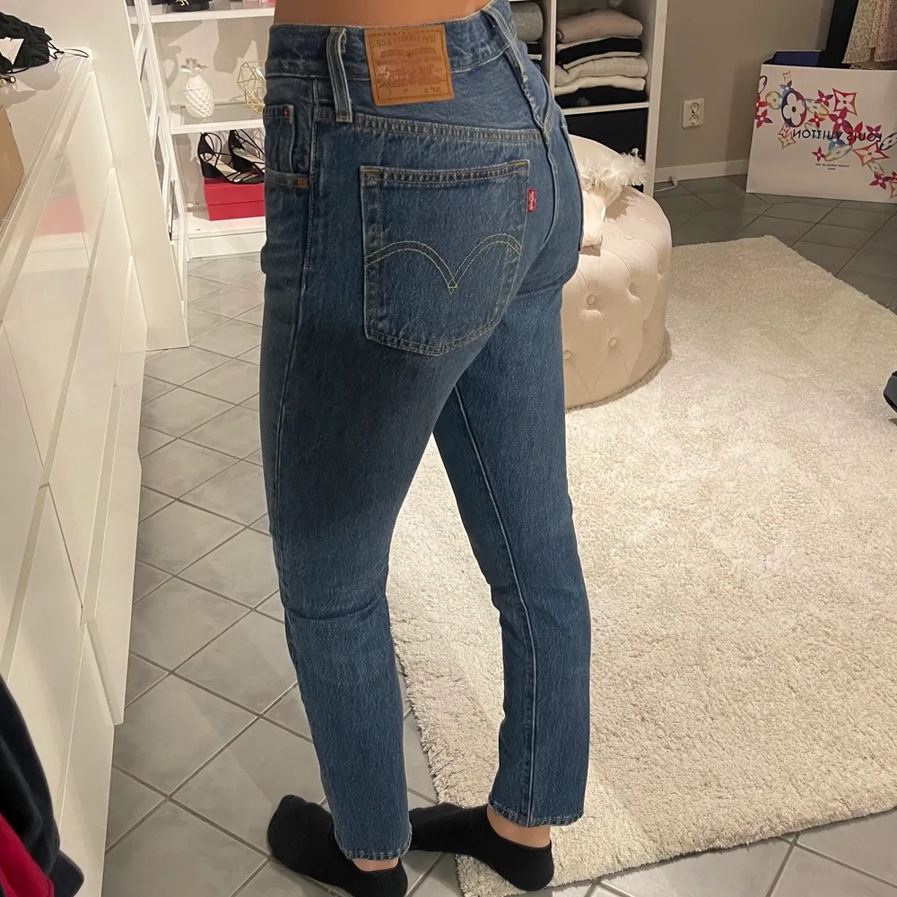 Jag säljer mina Levis jeans som jag nästan aldrig har använt. Det är storlek 26. Jeans & Byxor.