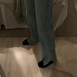 Zara wide leg full length  - Ett par ljusblåa jeans från zara i storlek 36, byxorna är i ett bra skick men har dock klippt en egen slits på dem, längden är perfekt på mig som är runt 176, dem är alltså i orginal längden 💕 Köparen står för frakten! ⭐️