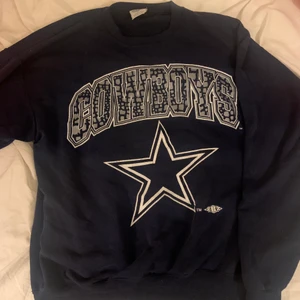 Sweatshirt med Tryck - Jättefin mörkblå sweatshirt som är köpt på Beyond Retro för ungefär 2 år sedan, i fint skick! 