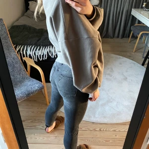 Low waist zara - Zara jeans i low waist modell⚡️ så snygga men tyvärr har dom blivit för korta för mig💔 